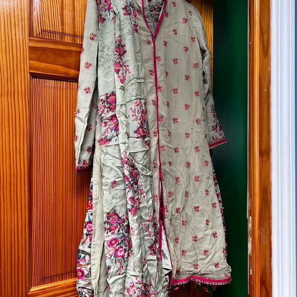 3 piece kameez style lehenga - Picture 3 of 6